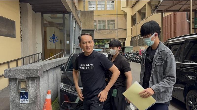 愛爾麗診所藏針孔涉偷拍！創辦人常如山傳喚到案　新北4店長全遭帶回　