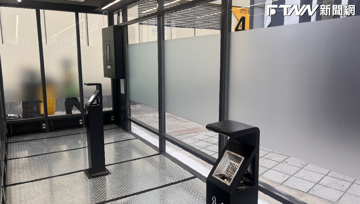 西門吸菸區清一色老外！香港、馬來西亞旅客、上班族實測：比日本、韓國舒服但煙灰缸太少