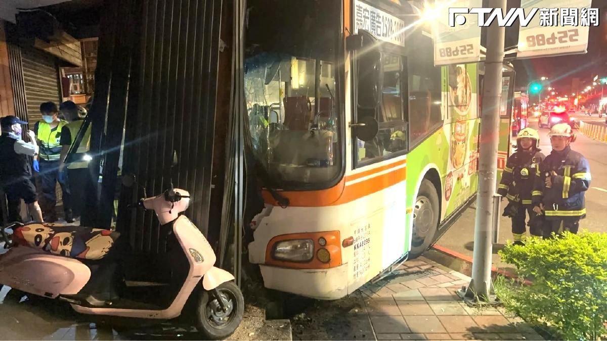 公車深夜撞進騎樓！司機稱「連開12小時車」 疑疲勞駕駛釀3傷